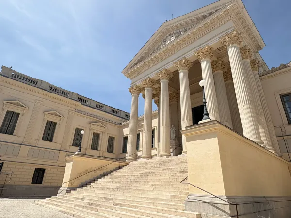 Façade de la cour d'appel de Montpellier, juridiction compétente pour les contentieux familiaux et patrimoniaux